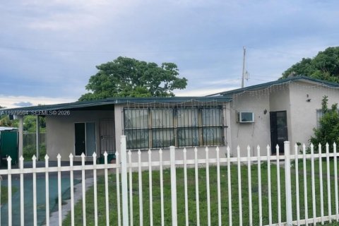 House in Opa-locka, Florida 3 bedrooms, 110 sq.m. № 2044103