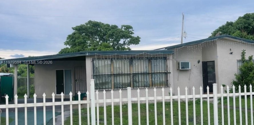 House in Opa-locka, Florida 3 bedrooms, 110 sq.m. № 2044103