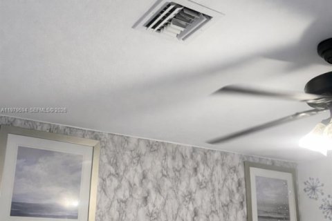 House in Opa-locka, Florida 3 bedrooms, 110 sq.m. № 2044103 - photo 5