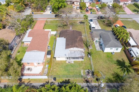 House in North Miami Beach, Florida 3 bedrooms, 142.7 sq.m. № 2043927 - photo 27