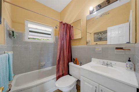 House in North Miami Beach, Florida 3 bedrooms, 142.7 sq.m. № 2043927 - photo 10