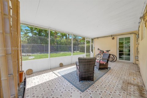 House in North Miami Beach, Florida 3 bedrooms, 142.7 sq.m. № 2043927 - photo 21