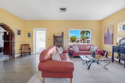 House in North Miami Beach, Florida 3 bedrooms, 142.7 sq.m. № 2043927 - photo 2