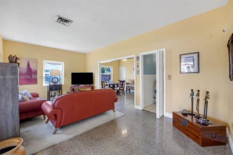 House in North Miami Beach, Florida 3 bedrooms, 142.7 sq.m. № 2043927 - photo 5