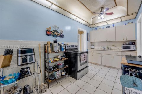 House in North Miami Beach, Florida 3 bedrooms, 142.7 sq.m. № 2043927 - photo 12