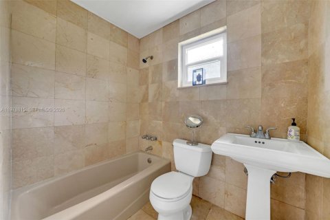 House in North Miami Beach, Florida 3 bedrooms, 142.7 sq.m. № 2043927 - photo 18