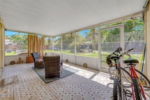 House in North Miami Beach, Florida 3 bedrooms, 142.7 sq.m. № 2043927 - photo 20