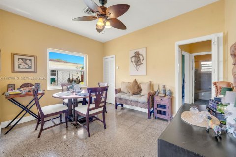 House in North Miami Beach, Florida 3 bedrooms, 142.7 sq.m. № 2043927 - photo 6