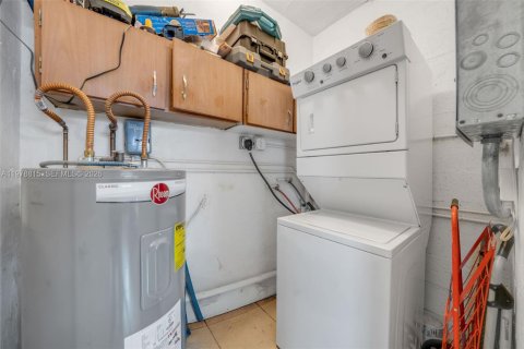 House in North Miami Beach, Florida 3 bedrooms, 142.7 sq.m. № 2043927 - photo 19