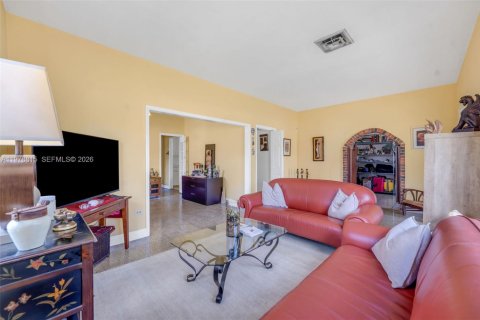 House in North Miami Beach, Florida 3 bedrooms, 142.7 sq.m. № 2043927 - photo 4