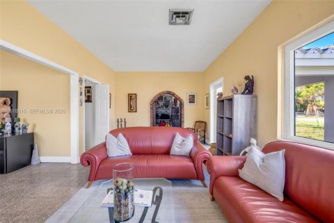 House in North Miami Beach, Florida 3 bedrooms, 142.7 sq.m. № 2043927 - photo 3