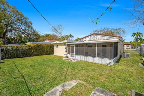 House in North Miami Beach, Florida 3 bedrooms, 142.7 sq.m. № 2043927 - photo 22