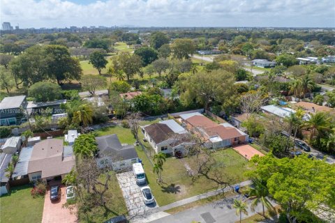 House in North Miami Beach, Florida 3 bedrooms, 142.7 sq.m. № 2043927 - photo 29