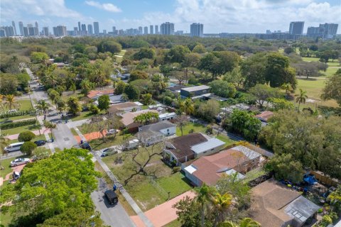 House in North Miami Beach, Florida 3 bedrooms, 142.7 sq.m. № 2043927 - photo 30