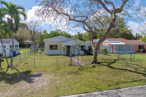 House in North Miami Beach, Florida 3 bedrooms, 142.7 sq.m. № 2043927