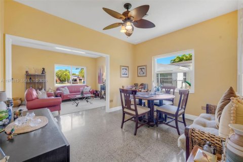 House in North Miami Beach, Florida 3 bedrooms, 142.7 sq.m. № 2043927 - photo 7