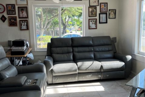 Casa en venta en Hollywood, Florida, 3 dormitorios, 81.75 m2 № 1700888 - foto 4