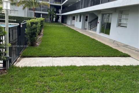 Condo in Hallandale Beach, Florida, 1 bedroom  № 2001653 - photo 3