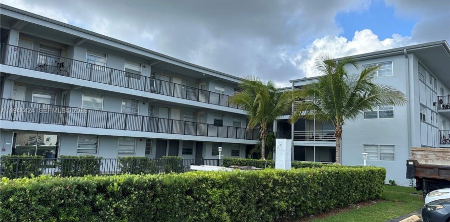 Condo in Hallandale Beach, Florida, 1 bedroom  № 2001653