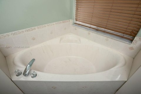 House in Miami, Florida 4 bedrooms, 186.55 sq.m. № 2046721 - photo 18