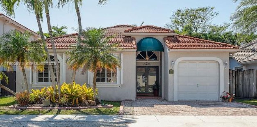 House in Miami, Florida 4 bedrooms, 186.55 sq.m. № 2046721