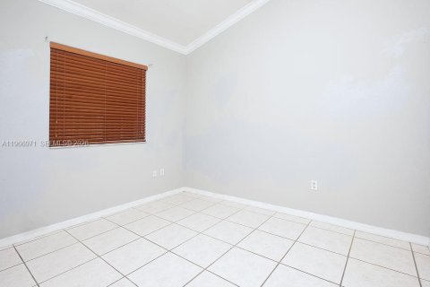 House in Miami, Florida 4 bedrooms, 186.55 sq.m. № 2046721 - photo 23