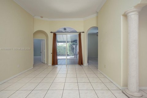 House in Miami, Florida 4 bedrooms, 186.55 sq.m. № 2046721 - photo 12