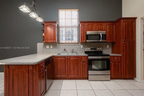 House in Miami, Florida 4 bedrooms, 186.55 sq.m. № 2046721 - photo 4