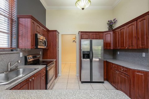 House in Miami, Florida 4 bedrooms, 186.55 sq.m. № 2046721 - photo 8