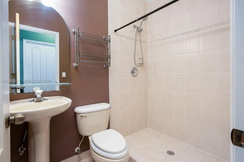 House in Miami, Florida 4 bedrooms, 186.55 sq.m. № 2046721 - photo 22