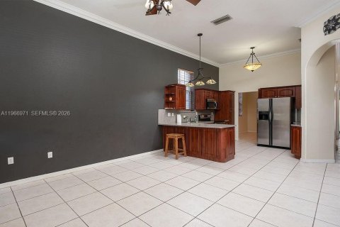 House in Miami, Florida 4 bedrooms, 186.55 sq.m. № 2046721 - photo 10