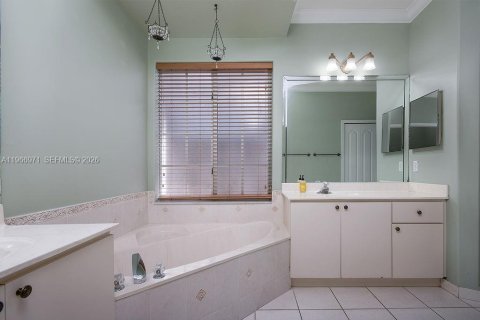 House in Miami, Florida 4 bedrooms, 186.55 sq.m. № 2046721 - photo 19