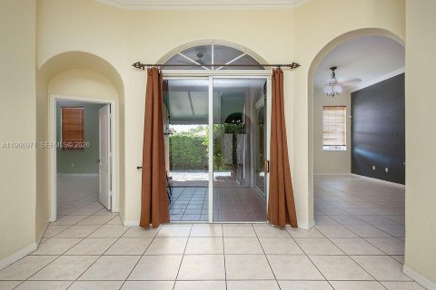 House in Miami, Florida 4 bedrooms, 186.55 sq.m. № 2046721 - photo 13