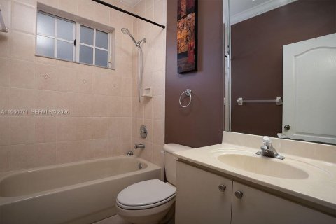 House in Miami, Florida 4 bedrooms, 186.55 sq.m. № 2046721 - photo 24