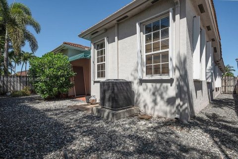 House in Miami, Florida 4 bedrooms, 186.55 sq.m. № 2046721 - photo 29