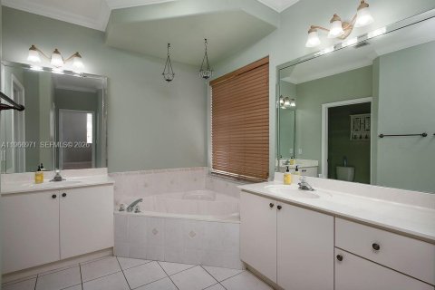 House in Miami, Florida 4 bedrooms, 186.55 sq.m. № 2046721 - photo 16