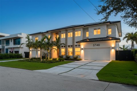 House in Lighthouse Point, Florida 5 bedrooms, 509.75 sq.m. № 2030909