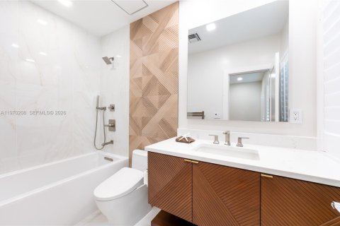 House in Lighthouse Point, Florida 5 bedrooms, 509.75 sq.m. № 2030909 - photo 24