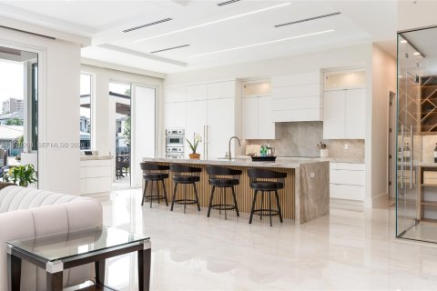 House in Lighthouse Point, Florida 5 bedrooms, 509.75 sq.m. № 2030909 - photo 3