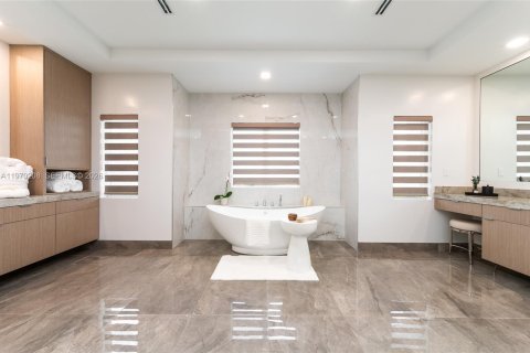 House in Lighthouse Point, Florida 5 bedrooms, 509.75 sq.m. № 2030909 - photo 30