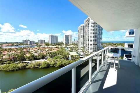Condo in Aventura, Florida, 2 bedrooms № 1882200 - photo 1