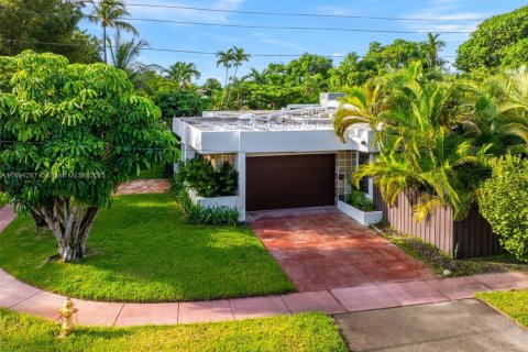 Villa ou maison à louer à Miami Beach, Floride: 3 chambres, 230.4 m2 № 1945969 - photo 2