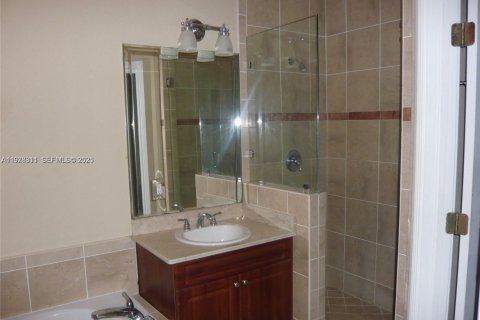 Снять в аренду виллу или дом в Майами, Флорида 4 спальни, 180.04м2, № 1990858 - фото 15