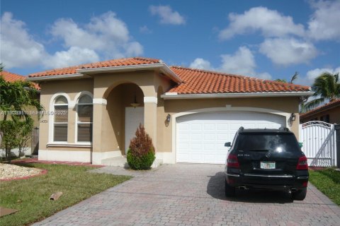 Снять в аренду виллу или дом в Майами, Флорида 4 спальни, 180.04м2, № 1990858 - фото 1