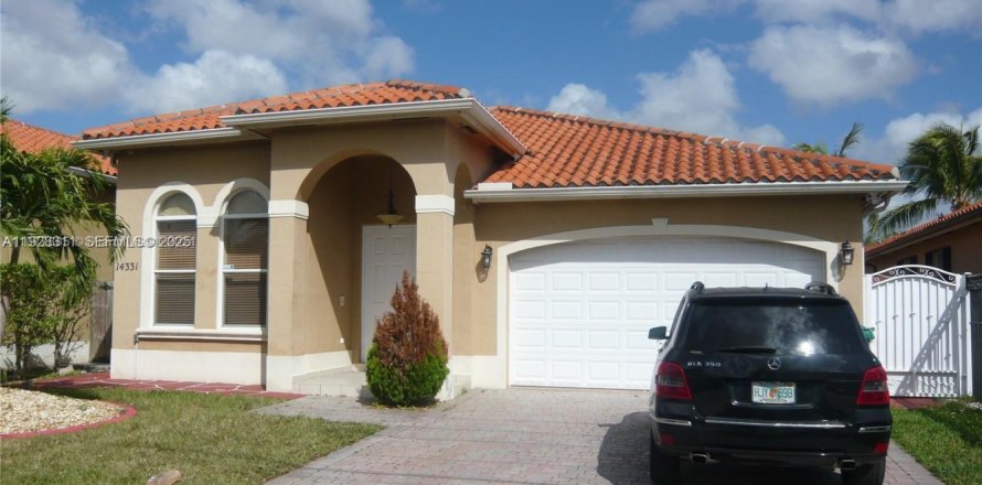 Дом в Майами, Флорида 4 спальни, 180.04м2 № 1990858