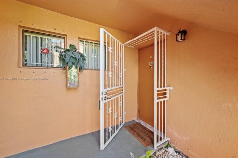 Townhouse in Hialeah, Florida 2 bedrooms, 69.68 sq.m. № 1832295 - photo 20