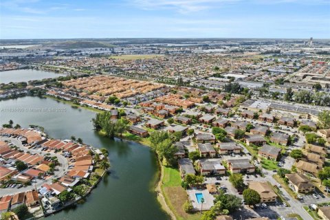 Townhouse in Hialeah, Florida 2 bedrooms, 69.68 sq.m. № 1832295 - photo 14