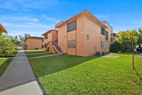 Townhouse in Hialeah, Florida 2 bedrooms, 69.68 sq.m. № 1832295 - photo 17