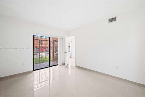 Townhouse in Hialeah, Florida 2 bedrooms, 69.68 sq.m. № 1832295 - photo 4