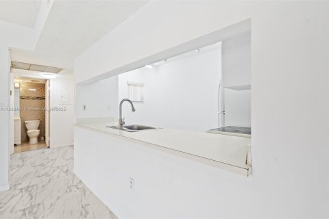Townhouse in Hialeah, Florida 2 bedrooms, 69.68 sq.m. № 1832295 - photo 29